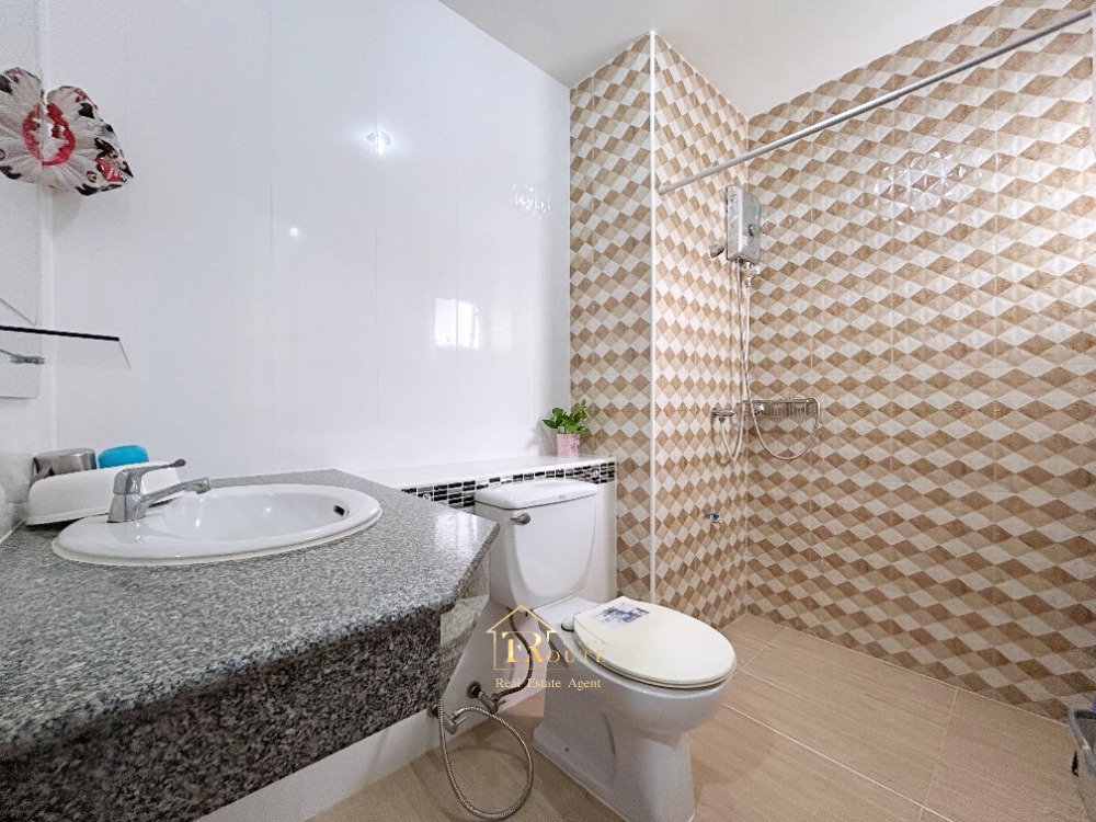 For SaleTownhomeVipawadee, Don Mueang, Lak Si : 🎇 Sell 2 -story detached house, 2 rear 🎇 Land area 97.2 sq.w., Krita Village Soi Pracha Uthit, Songprapha Road, Don Mueang, near Don Mueang Airport Near the red line