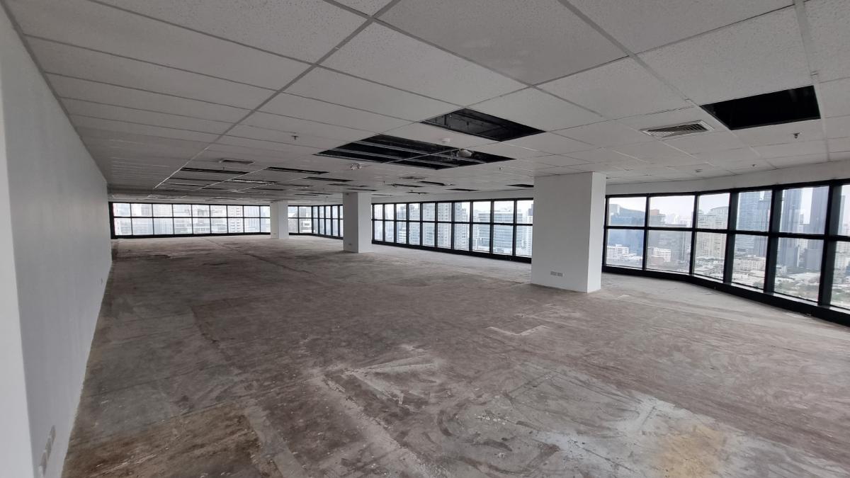 For RentOfficeSukhumvit, Asoke, Thonglor : Rental offices near BTS Ekkamai, Floor 30th 700SQM, ceiling 2.3 meters, private bathroom