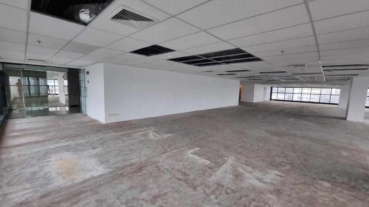 For RentOfficeSukhumvit, Asoke, Thonglor : Rental offices near BTS Ekkamai, Floor 30th 700SQM, ceiling 2.3 meters, private bathroom