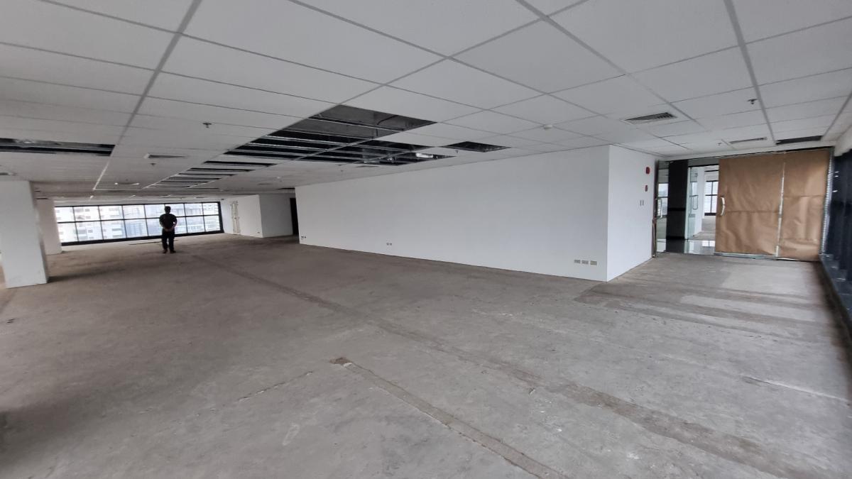 For RentOfficeSukhumvit, Asoke, Thonglor : Rental offices near BTS Ekkamai, Floor 30th 700SQM, ceiling 2.3 meters, private bathroom