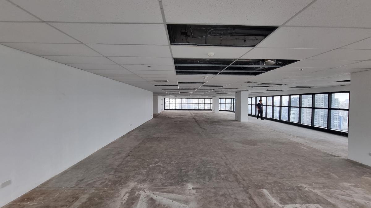 For RentOfficeSukhumvit, Asoke, Thonglor : Rental offices near BTS Ekkamai, Floor 30th 700SQM, ceiling 2.3 meters, private bathroom