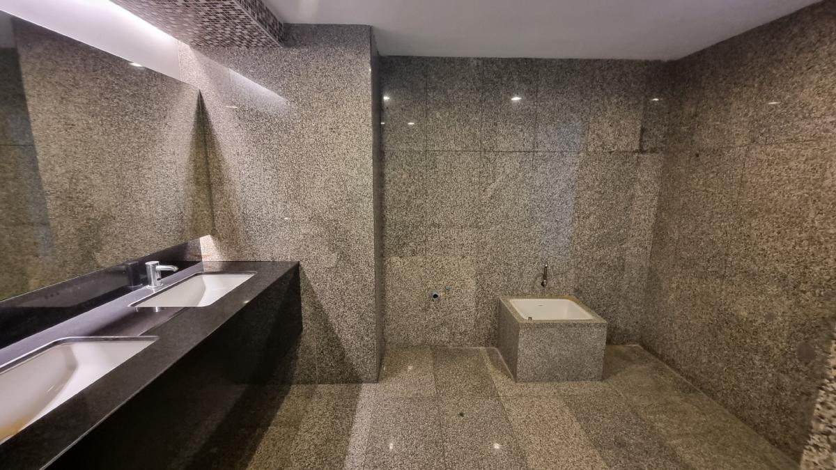 For RentOfficeSukhumvit, Asoke, Thonglor : Rental offices near BTS Ekkamai, Floor 30th 700SQM, ceiling 2.3 meters, private bathroom