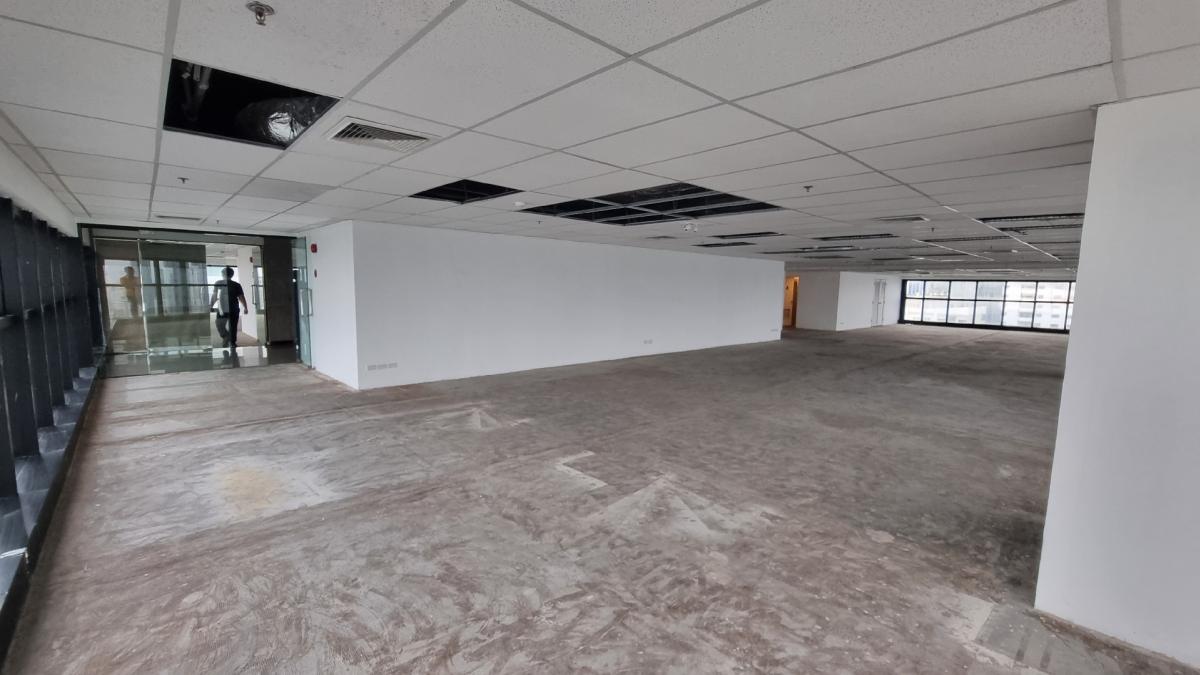 For RentOfficeSukhumvit, Asoke, Thonglor : Rental offices near BTS Ekkamai, Floor 30th 700SQM, ceiling 2.3 meters, private bathroom