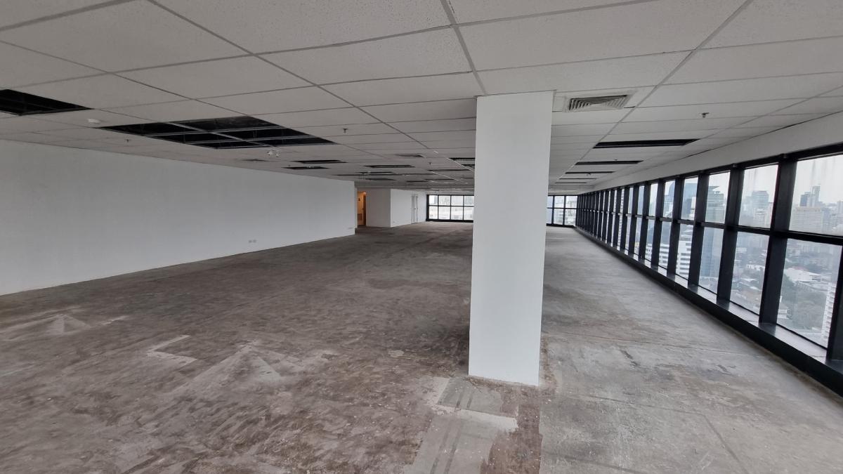 For RentOfficeSukhumvit, Asoke, Thonglor : Rental offices near BTS Ekkamai, Floor 30th 700SQM, ceiling 2.3 meters, private bathroom
