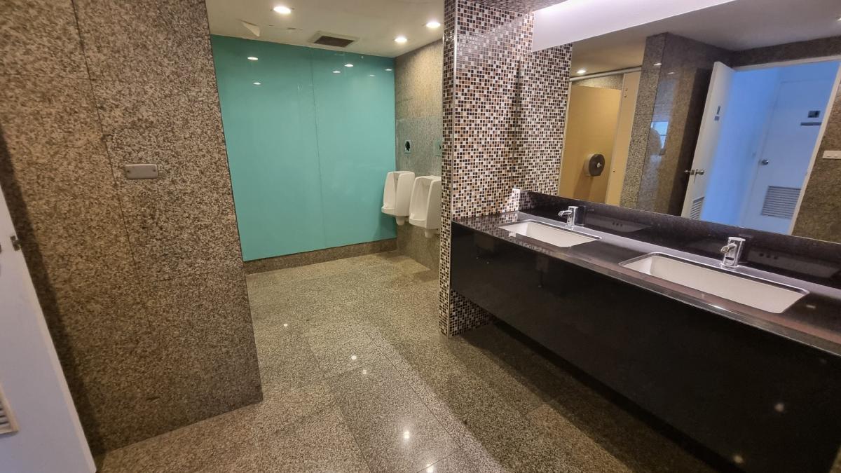 For RentOfficeSukhumvit, Asoke, Thonglor : Rental offices near BTS Ekkamai, Floor 30th 700SQM, ceiling 2.3 meters, private bathroom