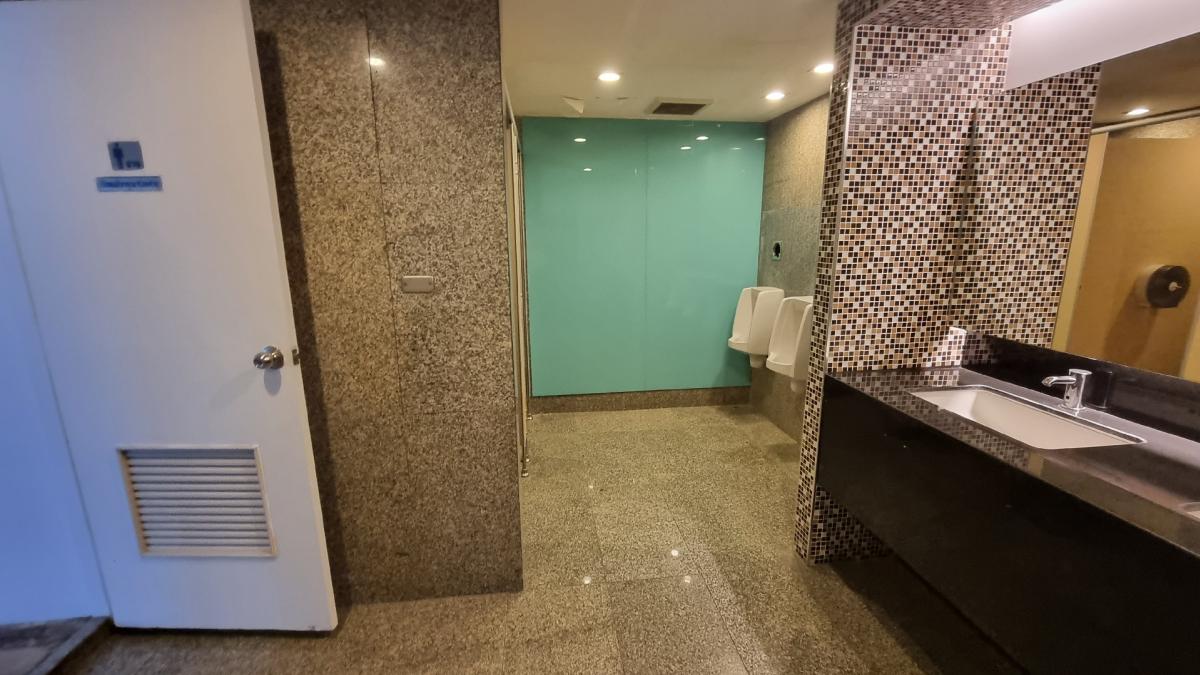 For RentOfficeSukhumvit, Asoke, Thonglor : Rental offices near BTS Ekkamai, Floor 30th 700SQM, ceiling 2.3 meters, private bathroom