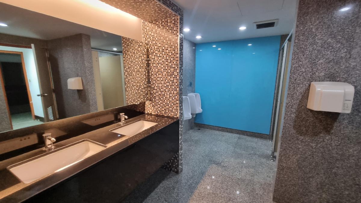 For RentOfficeSukhumvit, Asoke, Thonglor : Office for rent near BTS Ekkamai, 27th, 350SQM, devided in 9 rooms, ceiling height 2.3 meters