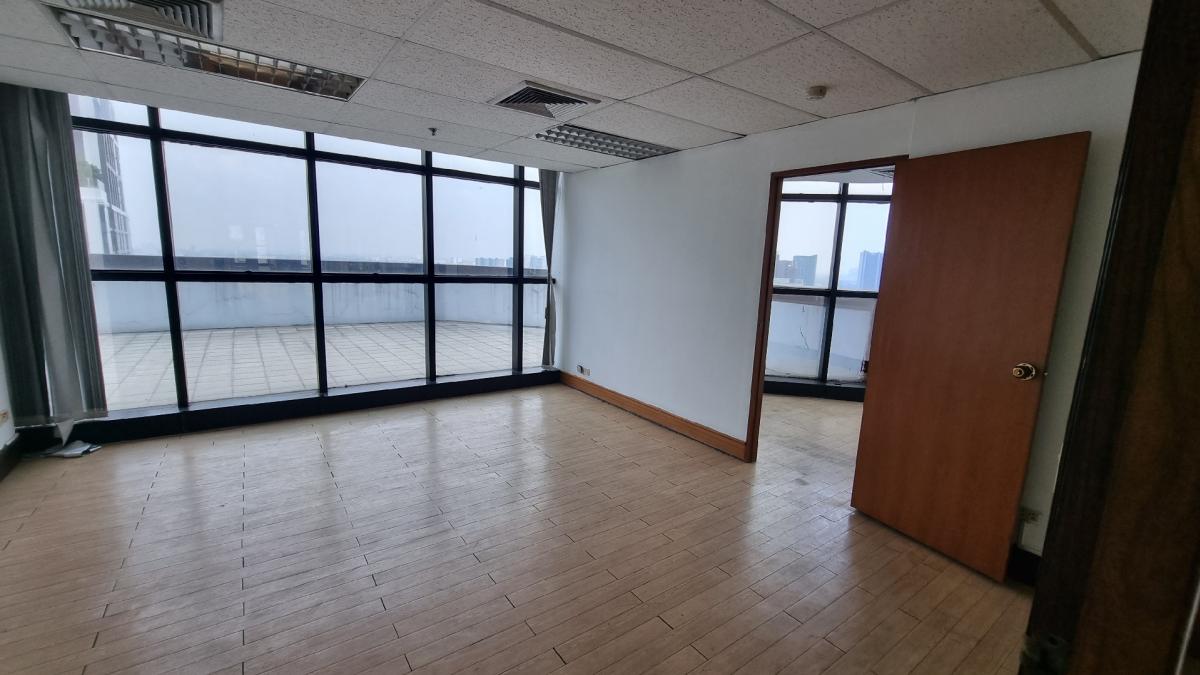 For RentOfficeSukhumvit, Asoke, Thonglor : Office for rent near BTS Ekkamai, 27th, 350SQM, devided in 9 rooms, ceiling height 2.3 meters