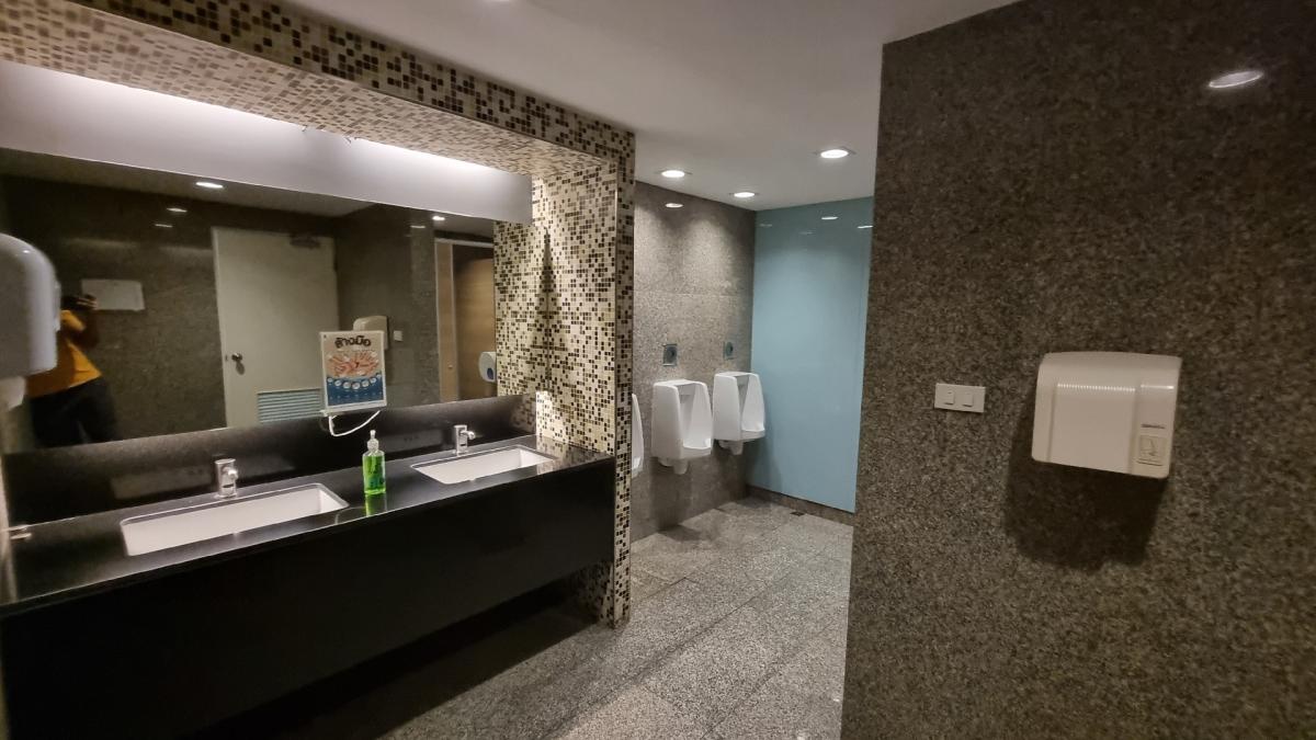 For RentOfficeSukhumvit, Asoke, Thonglor : Office for rent near BTS Ekkamai, 27th, 350SQM, devided in 9 rooms, ceiling height 2.3 meters