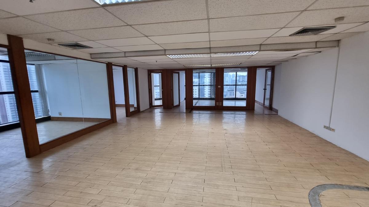 For RentOfficeSukhumvit, Asoke, Thonglor : Office for rent near BTS Ekkamai, 27th, 350SQM, devided in 9 rooms, ceiling height 2.3 meters
