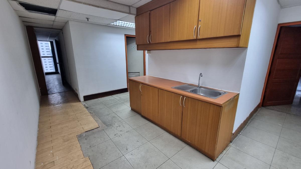 For RentOfficeSukhumvit, Asoke, Thonglor : Office for rent near BTS Ekkamai, 27th, 350SQM, devided in 9 rooms, ceiling height 2.3 meters