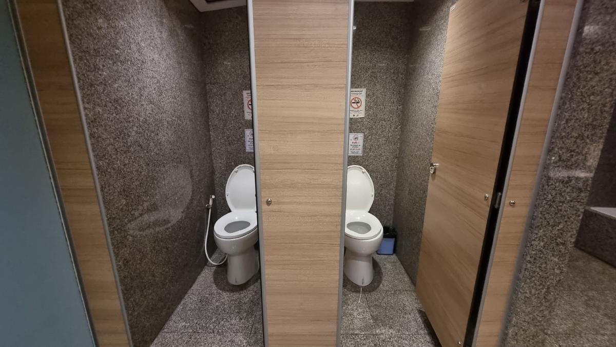 For RentOfficeSukhumvit, Asoke, Thonglor : Office for rent near BTS Ekkamai, 27th, 350SQM, devided in 9 rooms, ceiling height 2.3 meters