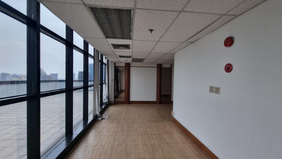 For RentOfficeSukhumvit, Asoke, Thonglor : Office for rent near BTS Ekkamai, 27th, 350SQM, devided in 9 rooms, ceiling height 2.3 meters