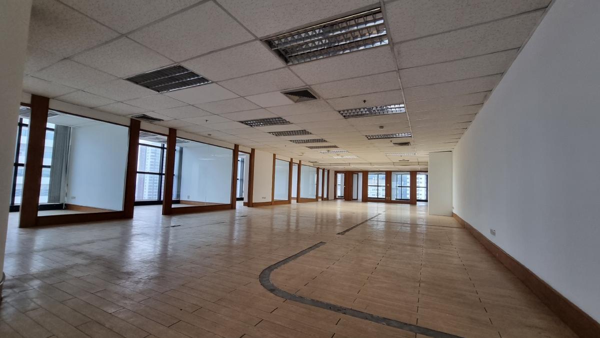 For RentOfficeSukhumvit, Asoke, Thonglor : Office for rent near BTS Ekkamai, 27th, 350SQM, devided in 9 rooms, ceiling height 2.3 meters