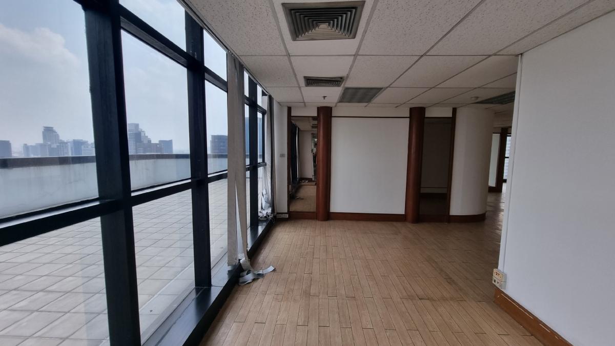 For RentOfficeSukhumvit, Asoke, Thonglor : Office for rent near BTS Ekkamai, 27th, 350SQM, devided in 9 rooms, ceiling height 2.3 meters