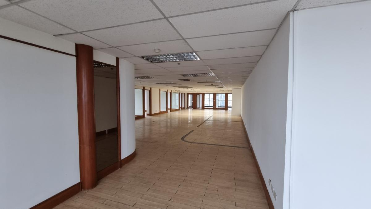 For RentOfficeSukhumvit, Asoke, Thonglor : Office for rent near BTS Ekkamai, 27th, 350SQM, devided in 9 rooms, ceiling height 2.3 meters