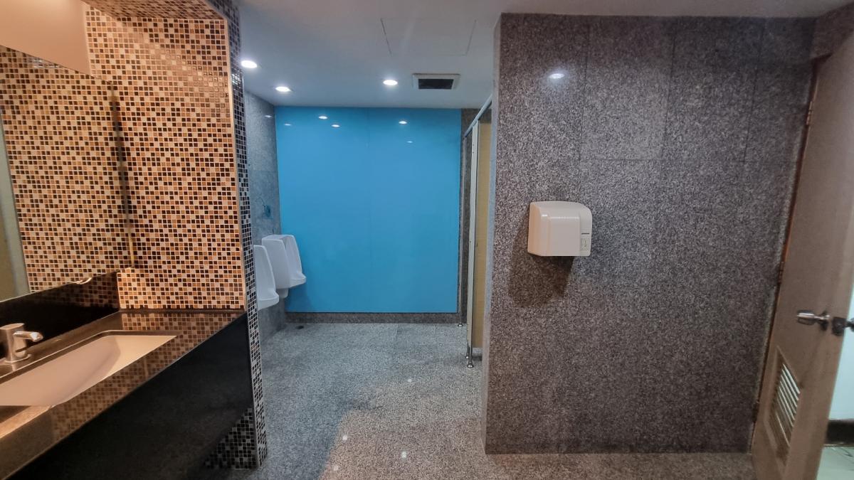 For RentOfficeSukhumvit, Asoke, Thonglor : Office for rent near BTS Ekkamai, 27th, 350SQM, devided in 9 rooms, ceiling height 2.3 meters