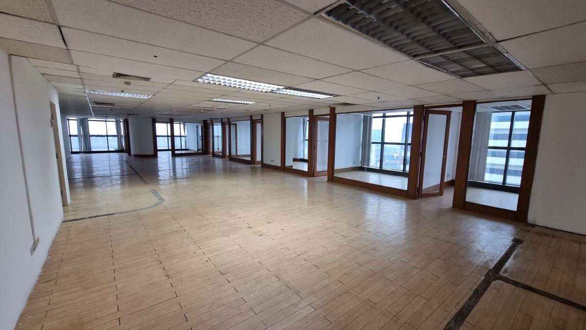 For RentOfficeSukhumvit, Asoke, Thonglor : Office for rent near BTS Ekkamai, 27th, 350SQM, devided in 9 rooms, ceiling height 2.3 meters