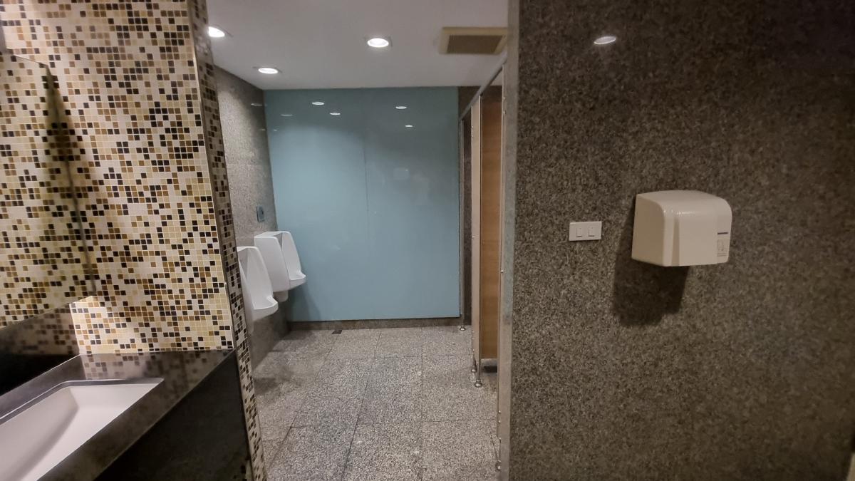 For RentOfficeSukhumvit, Asoke, Thonglor : Office for rent near BTS Ekkamai, 27th, 350SQM, devided in 9 rooms, ceiling height 2.3 meters