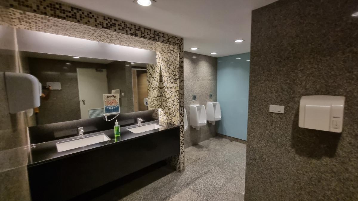 For RentOfficeSukhumvit, Asoke, Thonglor : Office for rent near BTS Ekkamai, 27th, 350SQM, devided in 9 rooms, ceiling height 2.3 meters