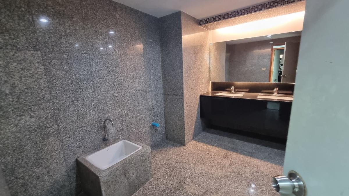 For RentOfficeSukhumvit, Asoke, Thonglor : Office for rent near BTS Ekkamai, 27th, 350SQM, devided in 9 rooms, ceiling height 2.3 meters