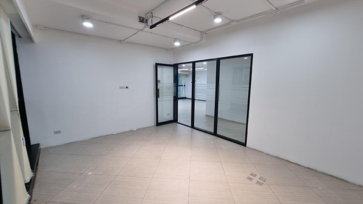 For RentOfficeSukhumvit, Asoke, Thonglor : Office for rent near BTS Ekkamai, 19th, 100sqm, a 2.8 m ceiling high bathroom