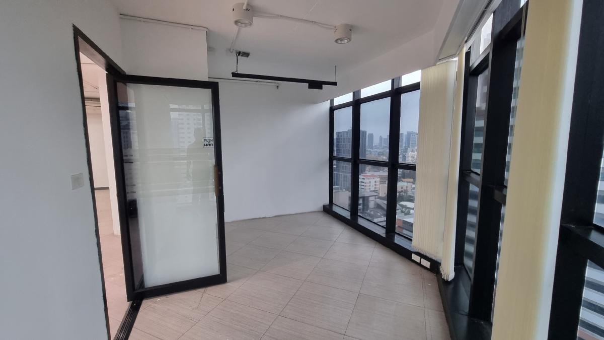 For RentOfficeSukhumvit, Asoke, Thonglor : Office for rent near BTS Ekkamai, 19th, 100sqm, a 2.8 m ceiling high bathroom