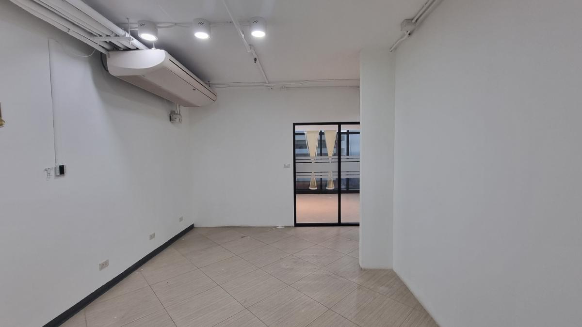 For RentOfficeSukhumvit, Asoke, Thonglor : Office for rent near BTS Ekkamai, 19th, 100sqm, a 2.8 m ceiling high bathroom