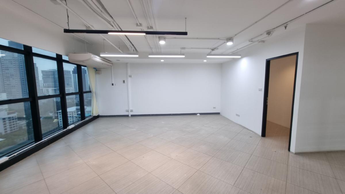 For RentOfficeSukhumvit, Asoke, Thonglor : Office for rent near BTS Ekkamai, 19th, 100sqm, a 2.8 m ceiling high bathroom