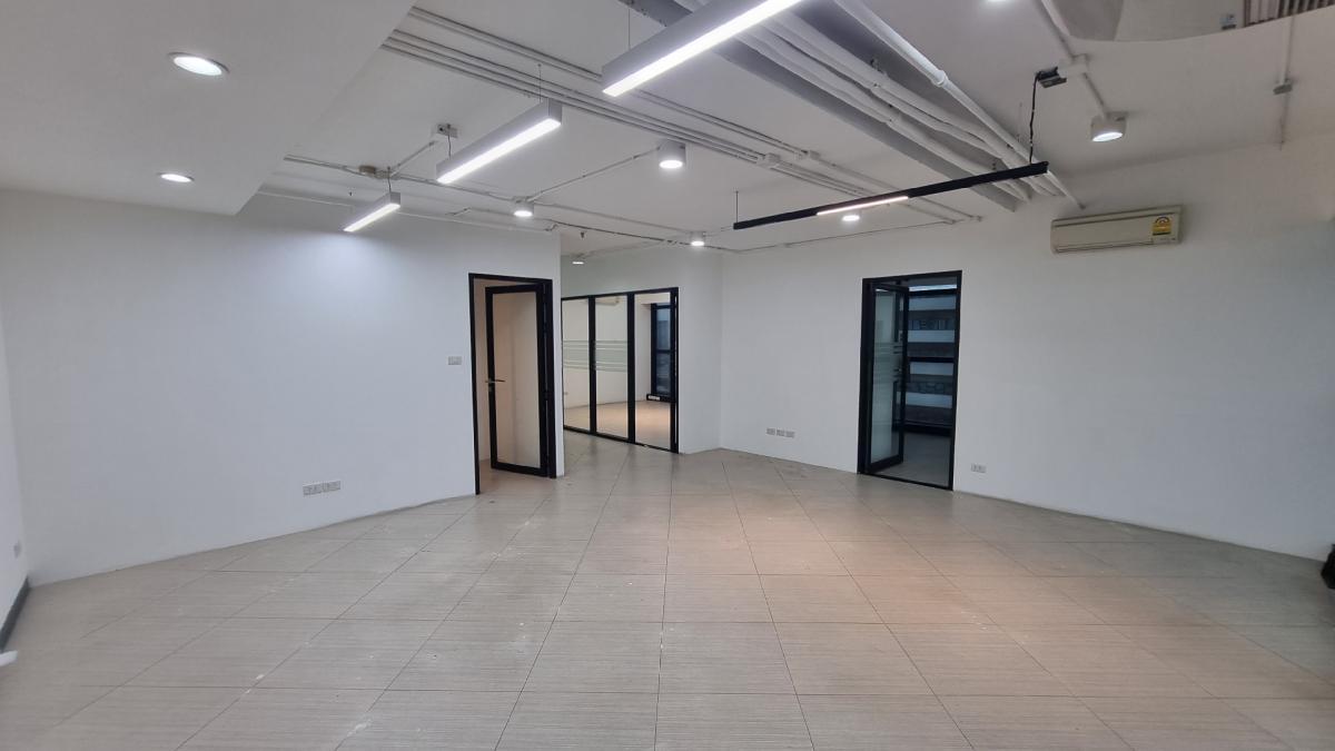 For RentOfficeSukhumvit, Asoke, Thonglor : Office for rent near BTS Ekkamai, 19th, 100sqm, a 2.8 m ceiling high bathroom