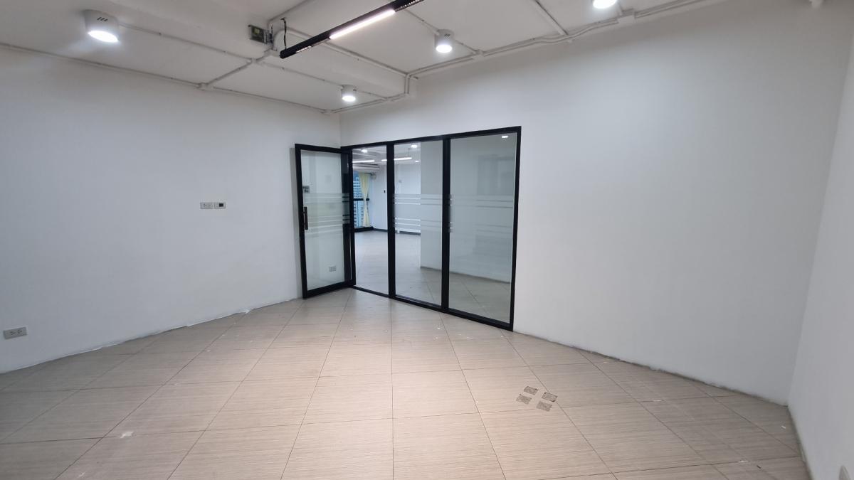 For RentOfficeSukhumvit, Asoke, Thonglor : Office for rent near BTS Ekkamai, 19th, 100sqm, a 2.8 m ceiling high bathroom