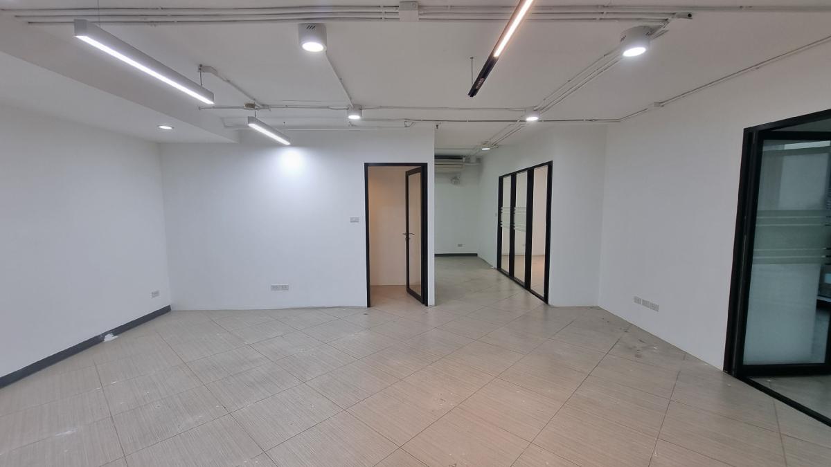 For RentOfficeSukhumvit, Asoke, Thonglor : Office for rent near BTS Ekkamai, 19th, 100sqm, a 2.8 m ceiling high bathroom