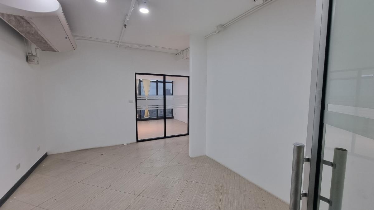 For RentOfficeSukhumvit, Asoke, Thonglor : Office for rent near BTS Ekkamai, 19th, 100sqm, a 2.8 m ceiling high bathroom