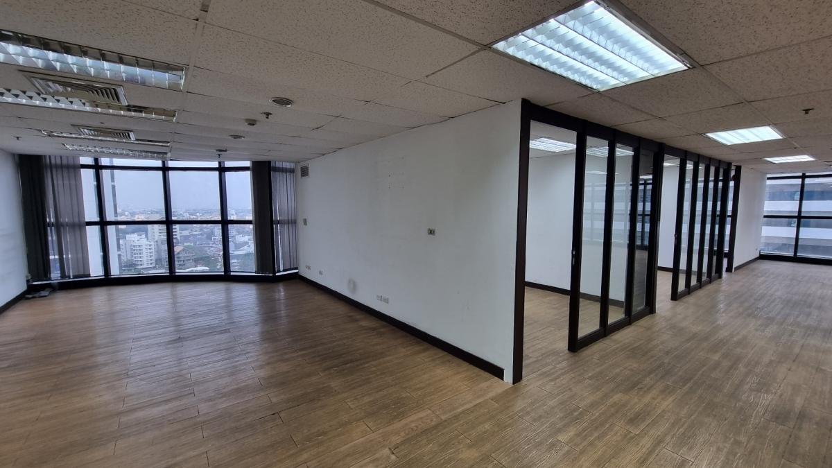 For RentOfficeSukhumvit, Asoke, Thonglor : Office for rent near BTS Ekkamai, 18th, 150SQM, a 2.3M high ceiling