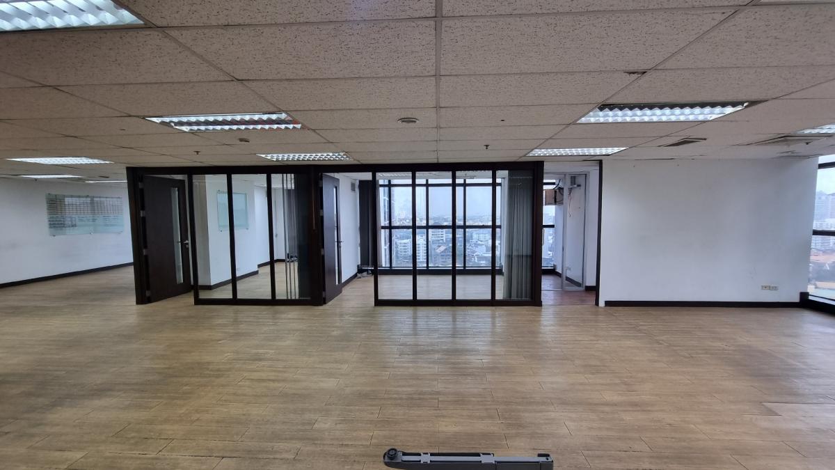 For RentOfficeSukhumvit, Asoke, Thonglor : Office for rent near BTS Ekkamai, 18th, 150SQM, a 2.3M high ceiling