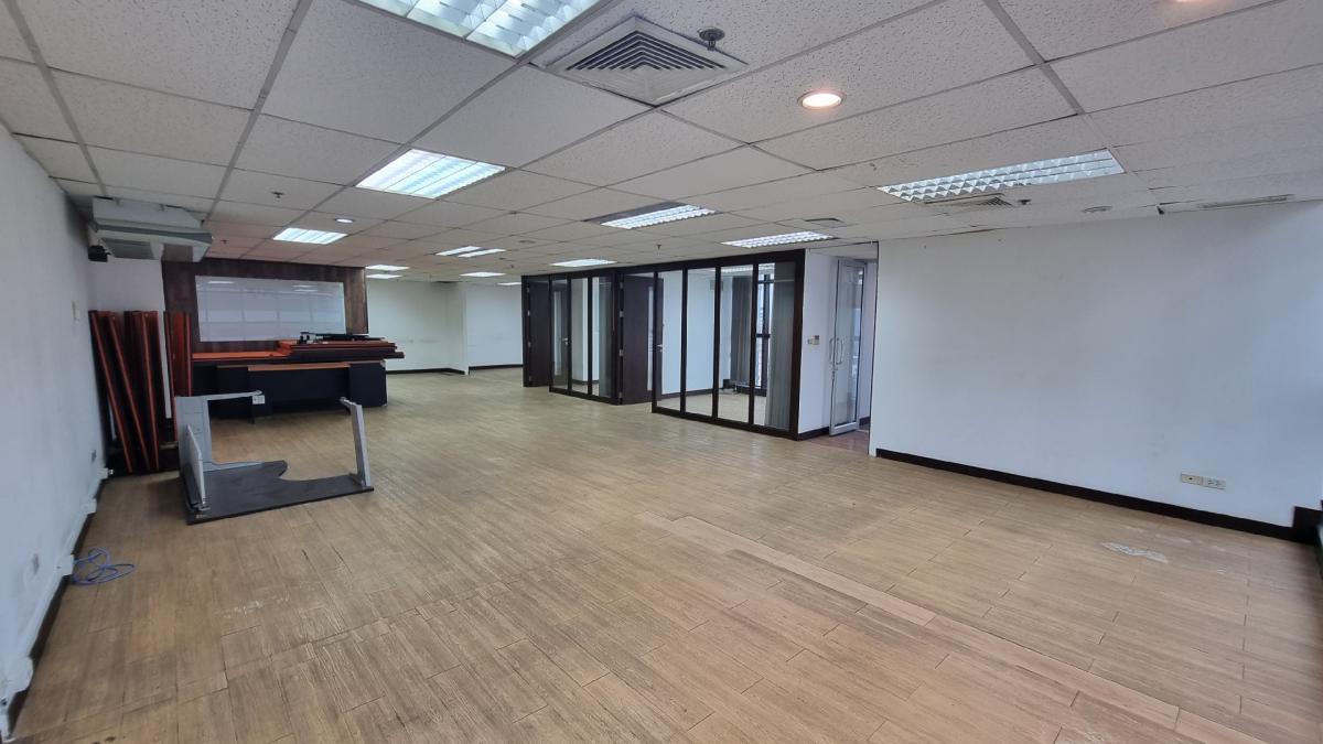 For RentOfficeSukhumvit, Asoke, Thonglor : Office for rent near BTS Ekkamai, 18th, 150SQM, a 2.3M high ceiling