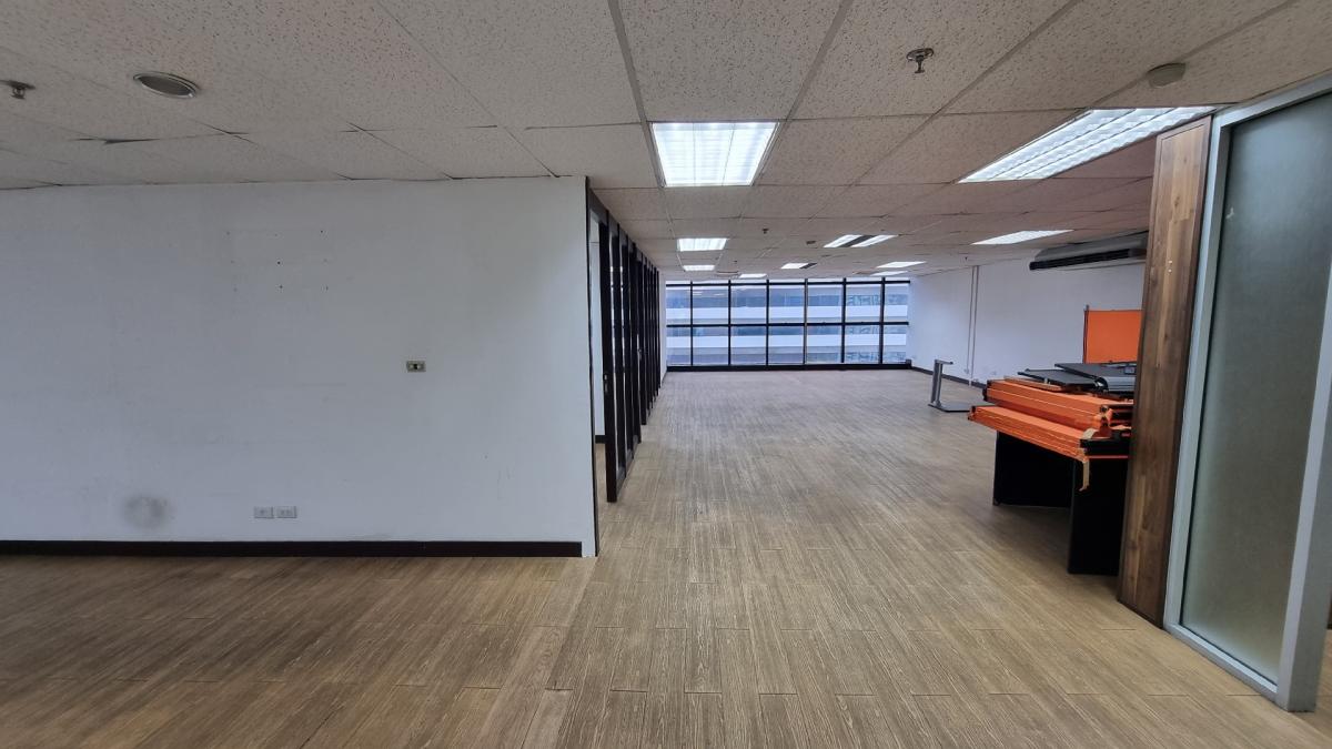 For RentOfficeSukhumvit, Asoke, Thonglor : Office for rent near BTS Ekkamai, 18th, 150SQM, a 2.3M high ceiling