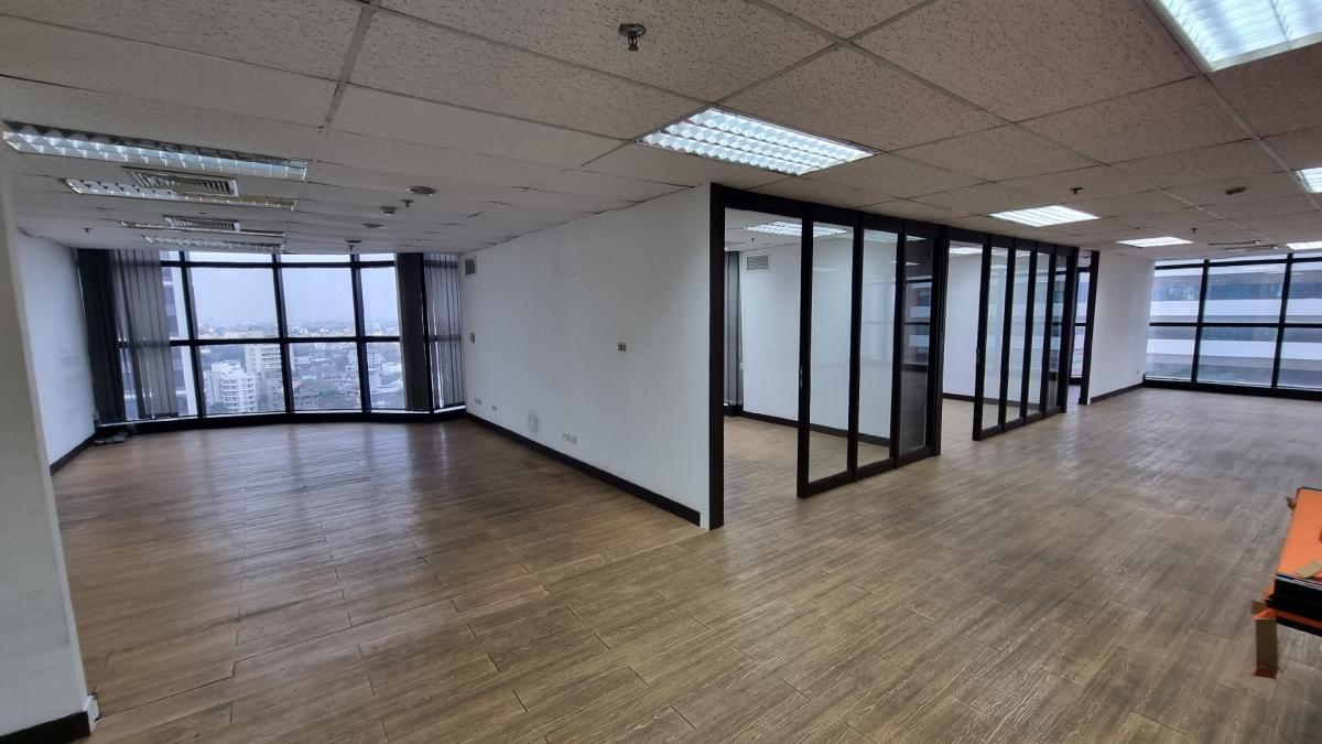 For RentOfficeSukhumvit, Asoke, Thonglor : Office for rent near BTS Ekkamai, 18th, 150SQM, a 2.3M high ceiling