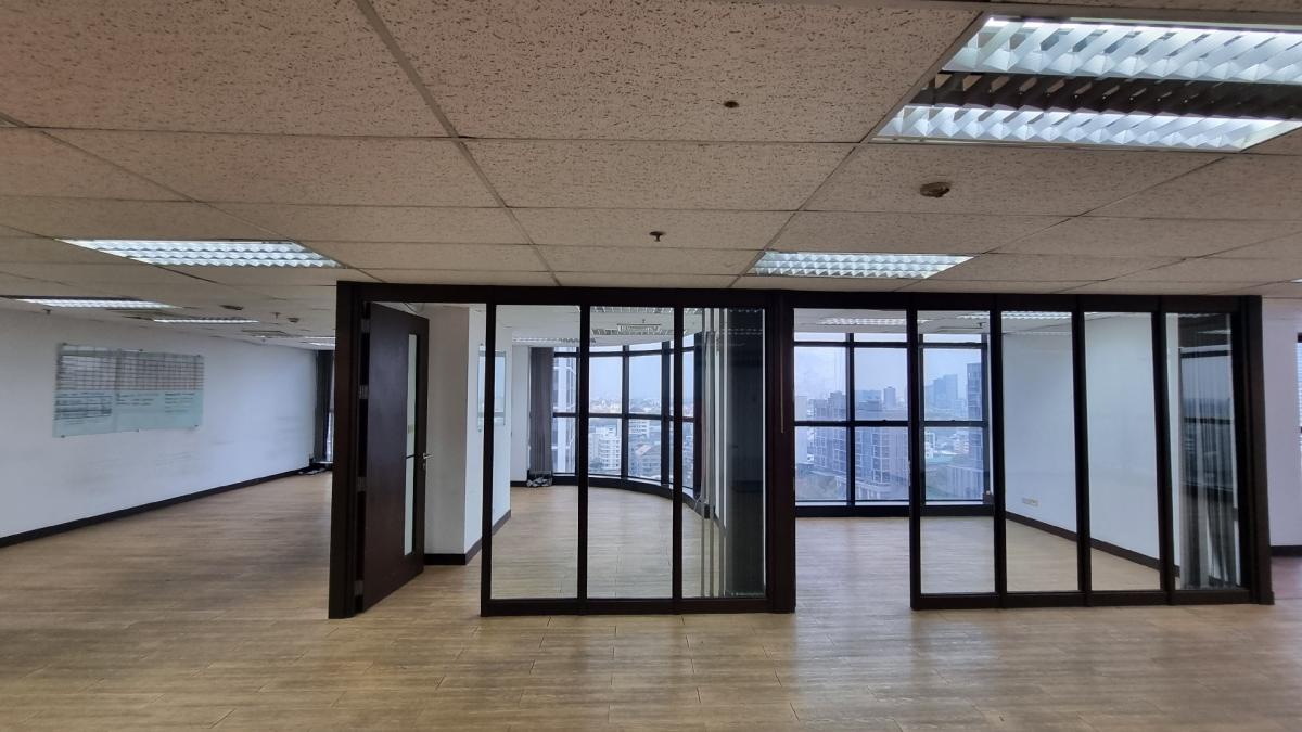 For RentOfficeSukhumvit, Asoke, Thonglor : Office for rent near BTS Ekkamai, 18th, 150SQM, a 2.3M high ceiling