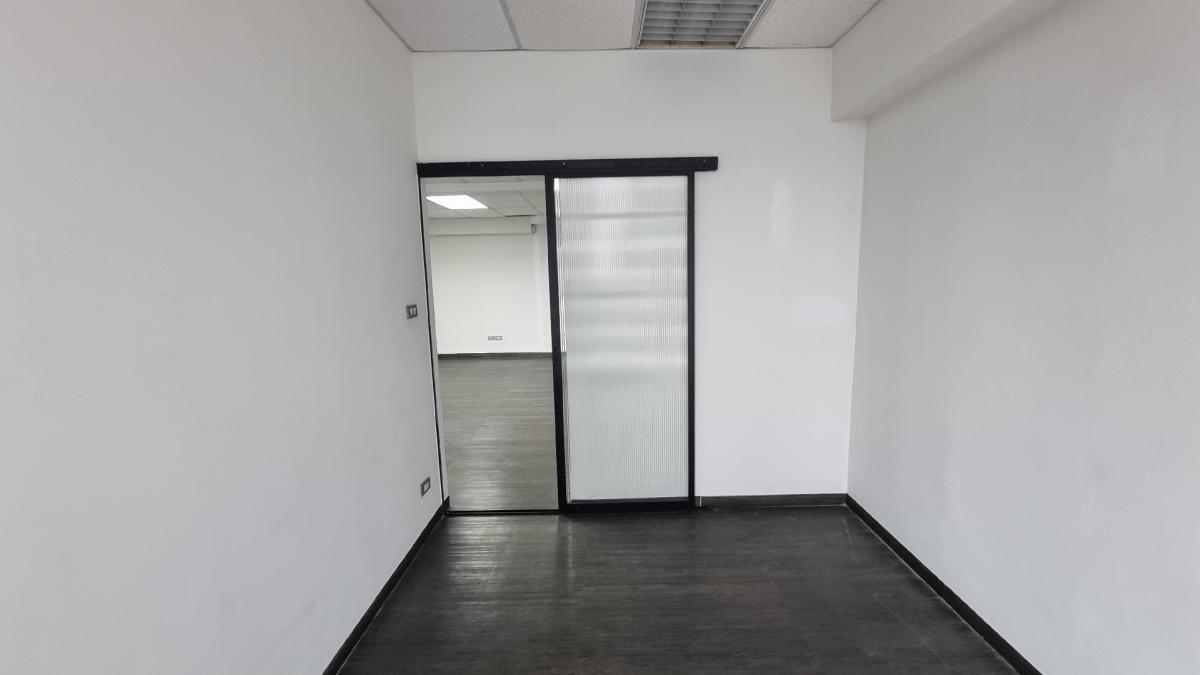 For RentOfficeSukhumvit, Asoke, Thonglor : For rental offices near BTS Ekkamai, 18th floor, 135SQM, a 2.7M ceiling high. The bathroom is used with the central area