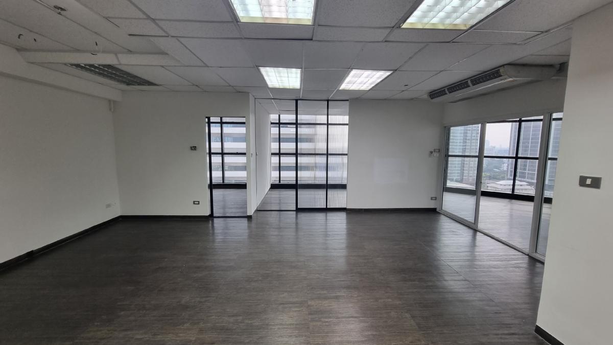 For RentOfficeSukhumvit, Asoke, Thonglor : For rental offices near BTS Ekkamai, 18th floor, 135SQM, a 2.7M ceiling high. The bathroom is used with the central area