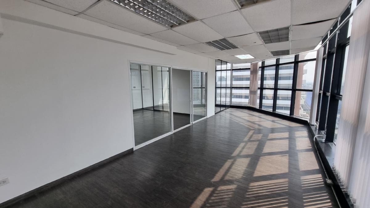 For RentOfficeSukhumvit, Asoke, Thonglor : For rental offices near BTS Ekkamai, 18th floor, 135SQM, a 2.7M ceiling high. The bathroom is used with the central area
