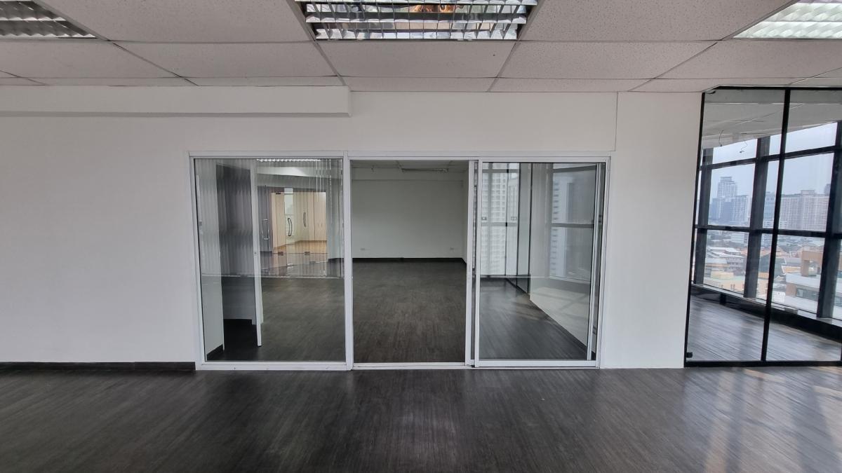 For RentOfficeSukhumvit, Asoke, Thonglor : For rental offices near BTS Ekkamai, 18th floor, 135SQM, a 2.7M ceiling high. The bathroom is used with the central area