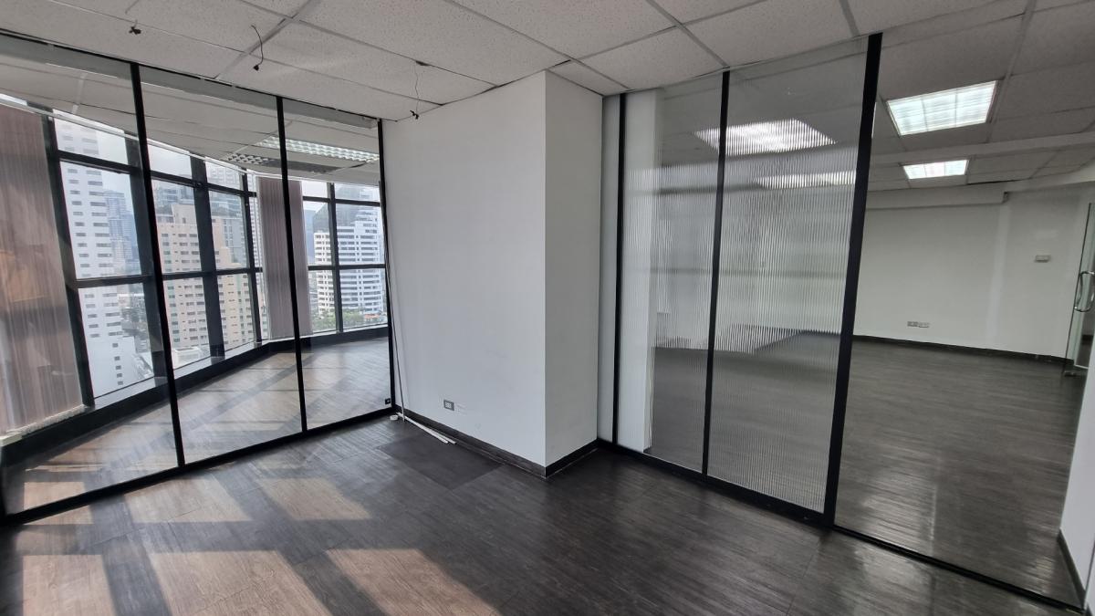 For RentOfficeSukhumvit, Asoke, Thonglor : For rental offices near BTS Ekkamai, 18th floor, 135SQM, a 2.7M ceiling high. The bathroom is used with the central area