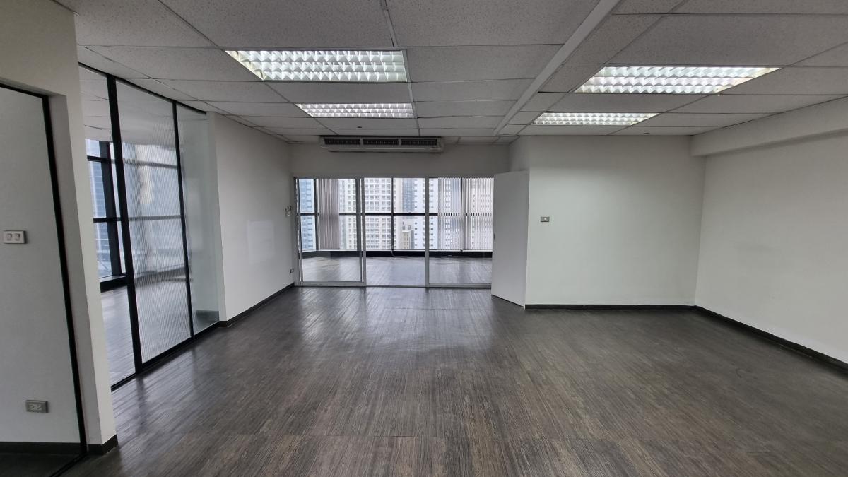 For RentOfficeSukhumvit, Asoke, Thonglor : For rental offices near BTS Ekkamai, 18th floor, 135SQM, a 2.7M ceiling high. The bathroom is used with the central area