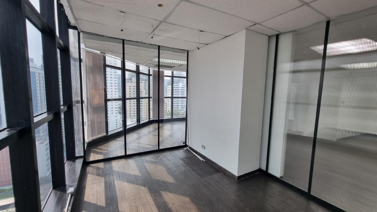 For RentOfficeSukhumvit, Asoke, Thonglor : For rental offices near BTS Ekkamai, 18th floor, 135SQM, a 2.7M ceiling high. The bathroom is used with the central area