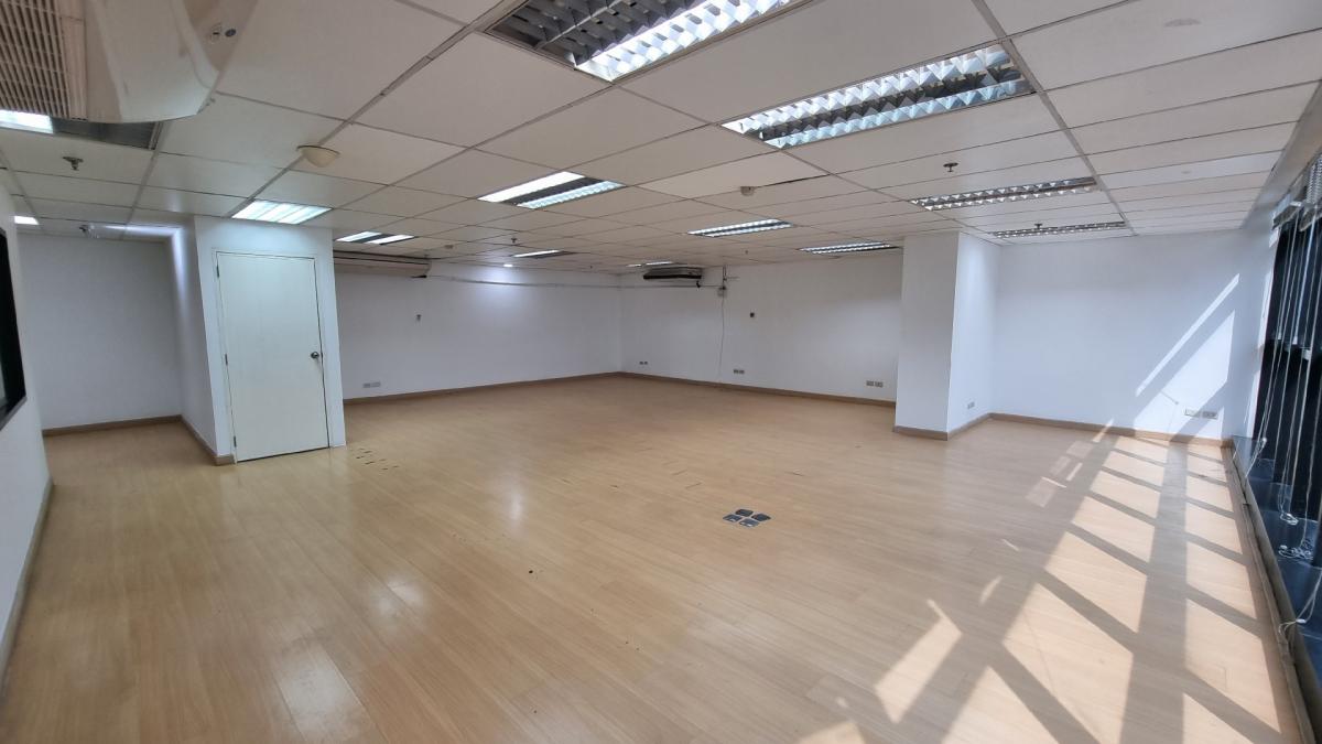 For RentOfficeSukhumvit, Asoke, Thonglor : Office for rent near BTS Ekkamai, Floor 18th 100SQM, ceiling height 2.7m The bathroom is used with the central.