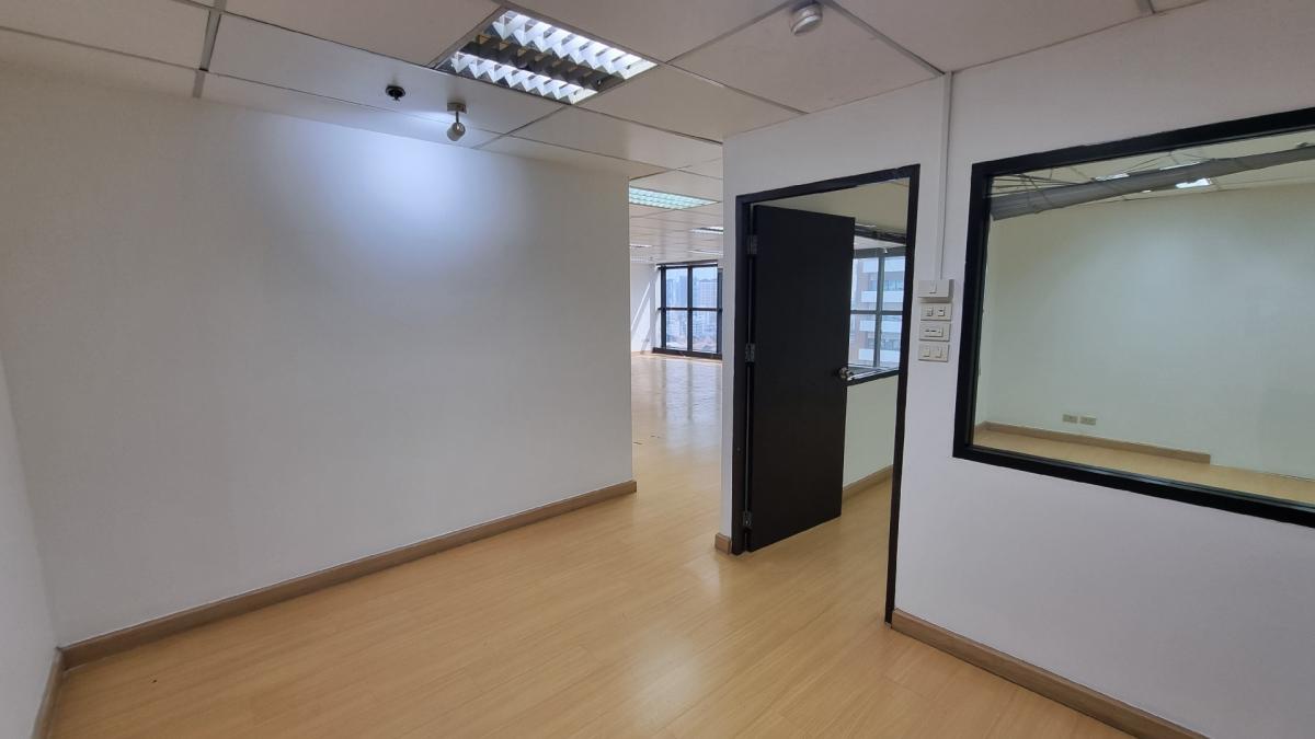 For RentOfficeSukhumvit, Asoke, Thonglor : Office for rent near BTS Ekkamai, Floor 18th 100SQM, ceiling height 2.7m The bathroom is used with the central.