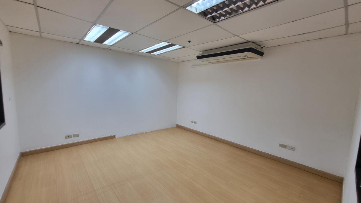 For RentOfficeSukhumvit, Asoke, Thonglor : Office for rent near BTS Ekkamai, Floor 18th 100SQM, ceiling height 2.7m The bathroom is used with the central.