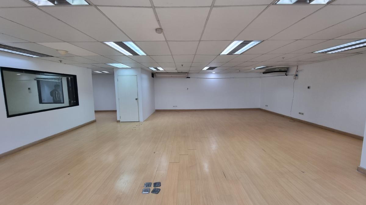For RentOfficeSukhumvit, Asoke, Thonglor : Office for rent near BTS Ekkamai, Floor 18th 100SQM, ceiling height 2.7m The bathroom is used with the central.